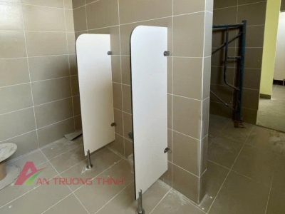 VÁCH NGĂN TIỂU NAM COMPACT [ AN TRƯỜNG THỊNH]